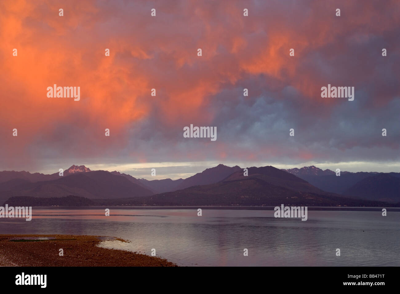 USA, Washington, Seabeck. Sonnenuntergang sorgt für orange Wolken über Hood Canal und Olympic Mountains. Stockfoto