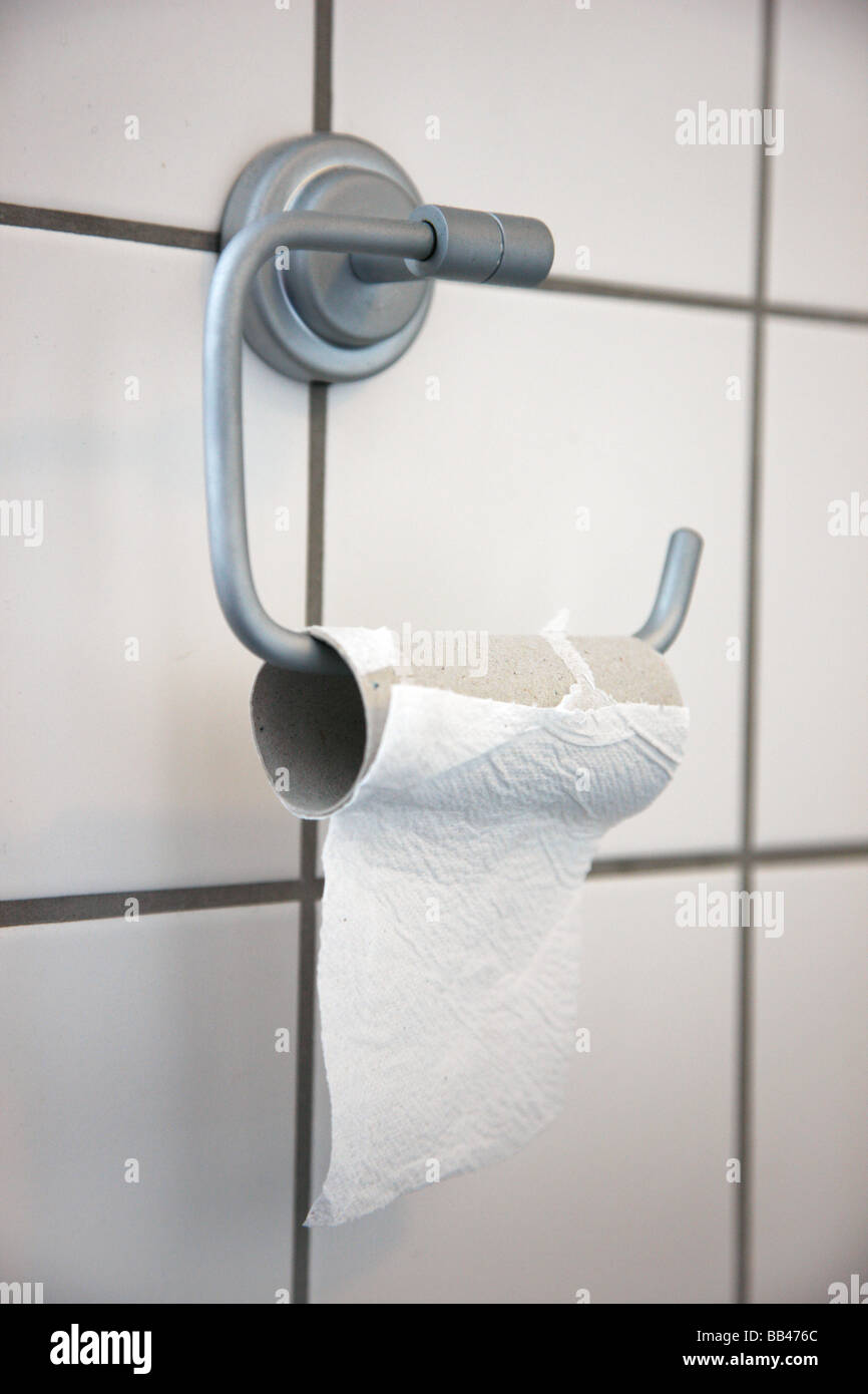 Leere Toilettenpapierrolle im Bad Stockfoto