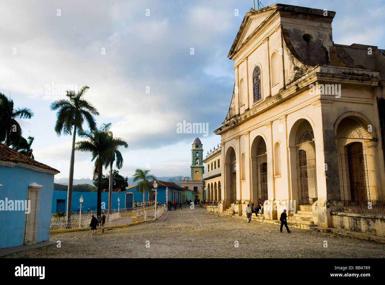 Warmes Licht fällt auf koloniale Kathedrale in kleine Stadtplatz, Trinidad, Kuba. Stockfoto