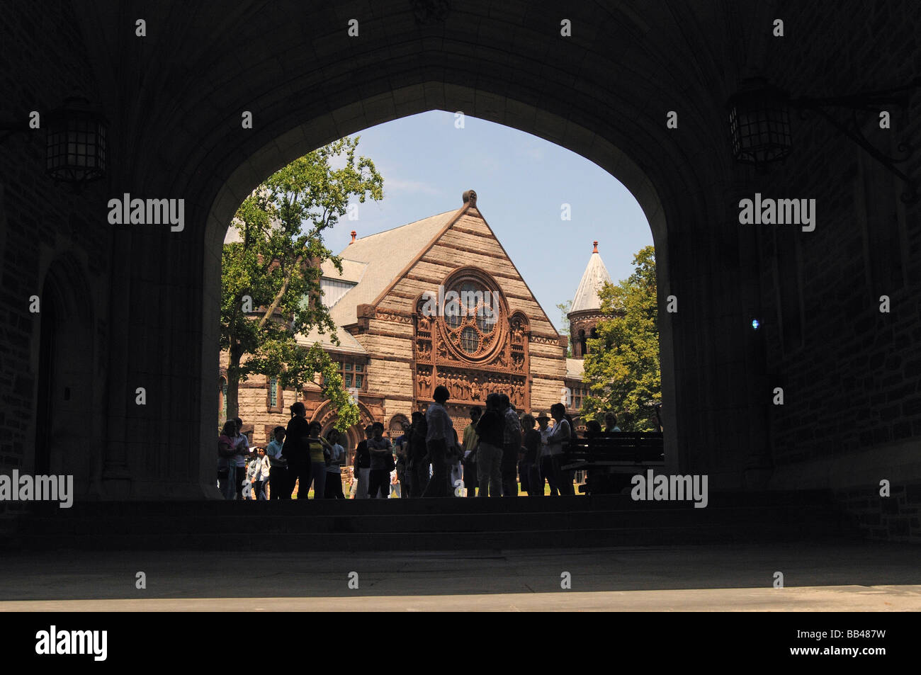 Gruppe von jungen Touristen in der Nähe von Alexander Hall, Princeton University; NJ; Neu; Jersey; USA Stockfoto