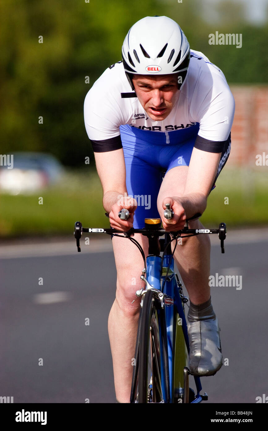Ein männlicher Fahrer ein Club Zeit Testversion Radrennen in West Sussex, England, UK Stockfoto