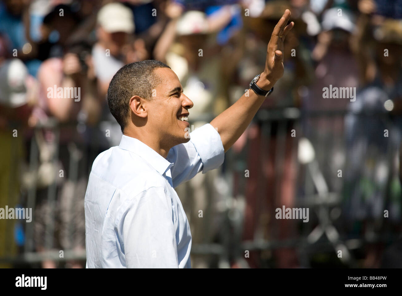 Demokratischen Präsidenten candidiate und primäre Spitzenreiter Barack Obama "Wellenlinien" Publikum bei Kampagne-Rallye in Waterfront Park in Stockfoto