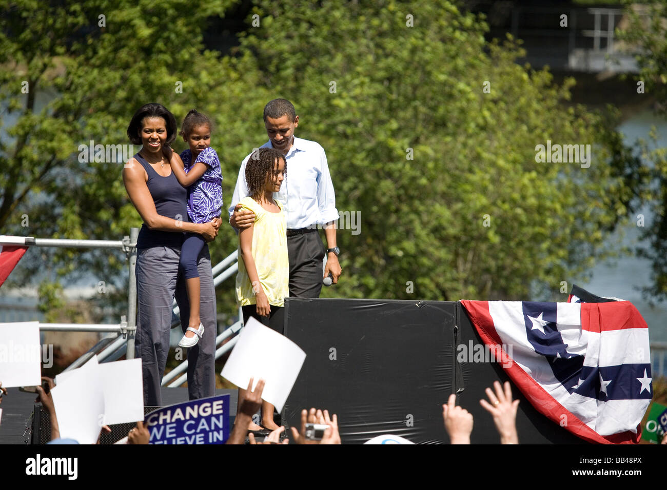 Barack Obama, Michelle Obama und ihre zwei Töchter, Malia und Sasha, erobere die Bühne am größten politischen Kundgebung der Kampagne Stockfoto