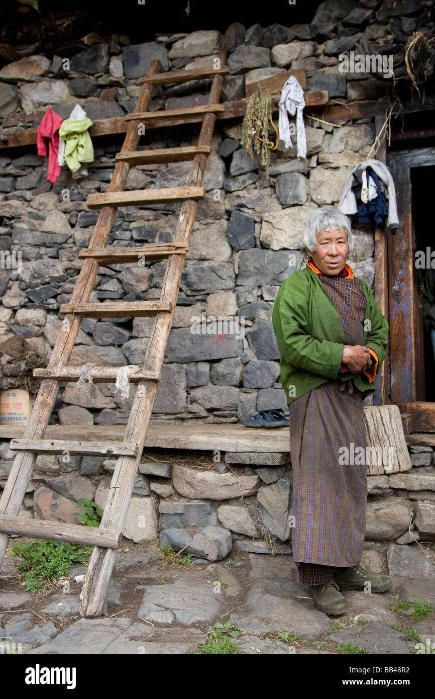 Frau vor ihrem Haus in Lingshi, Bhutan. Stockfoto