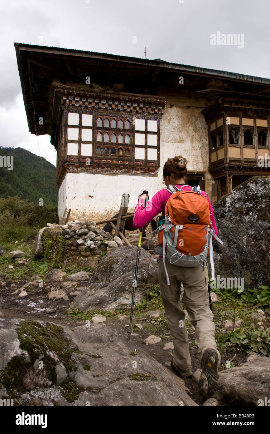 Wandern in ein Haus in Paro, Bhutan vorbei. Stockfoto