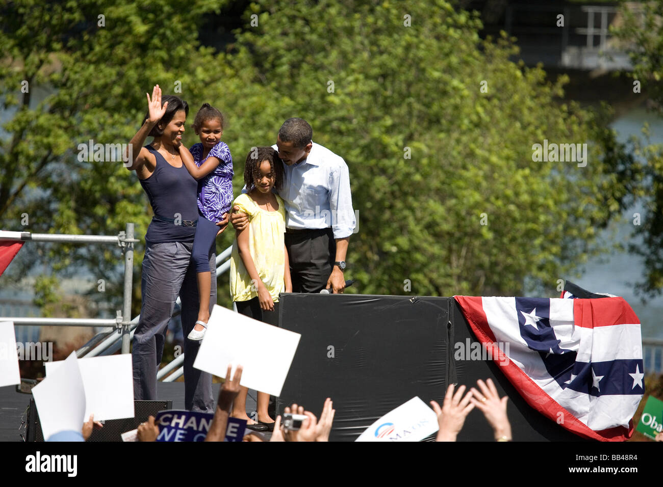 Barack Obama, Michelle Obama und ihre zwei Töchter, Malia und Sasha, erobere die Bühne am größten politischen Kundgebung der Kampagne Stockfoto