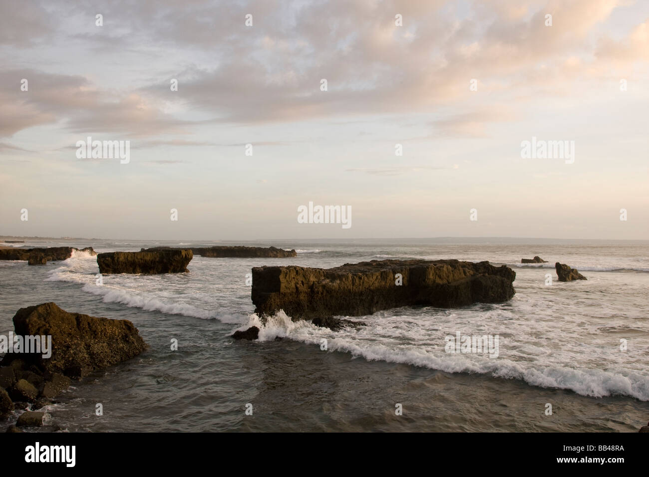 Felsen im Meer vor der Küste des Festlandes in Indonesien Staffeln. Stockfoto