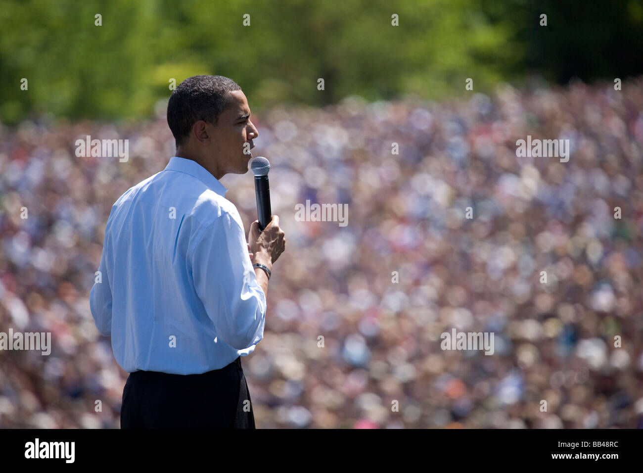 Präsidentschaftskandidat und demokratischen Spitzenreiter, Barack Obama, spricht vor der riesigen Menschenmenge bei einer rekordverdächtigen p Stockfoto