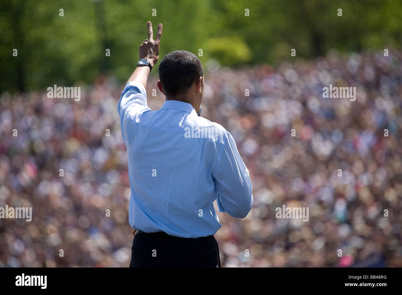 Präsidentschaftskandidat und demokratischen Spitzenreiter, Barack Obama, Gesten, die Nummer zwei 2 oder Peace-Zeichen vor riesigen cro Stockfoto