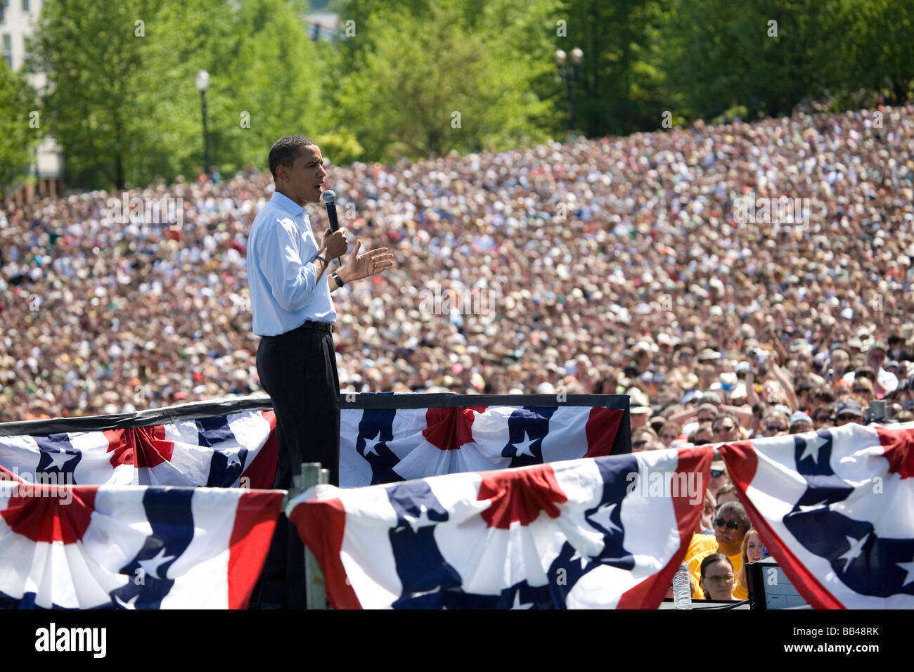 Präsidentschaftskandidat und demokratischen Spitzenreiter, Barack Obama, spricht vor der riesigen Menschenmenge bei einer rekordverdächtigen p Stockfoto
