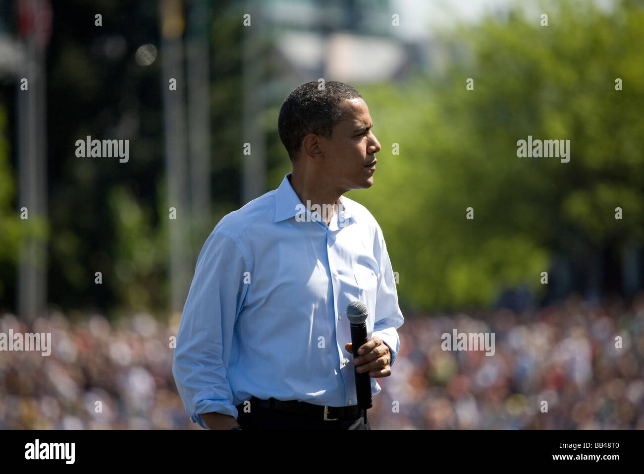 Präsidentschaftskandidat und demokratischen Spitzenreiter, Barack Obama, Pausen während des Sprechens vor riesigen Menschenmenge bei einer re Stockfoto