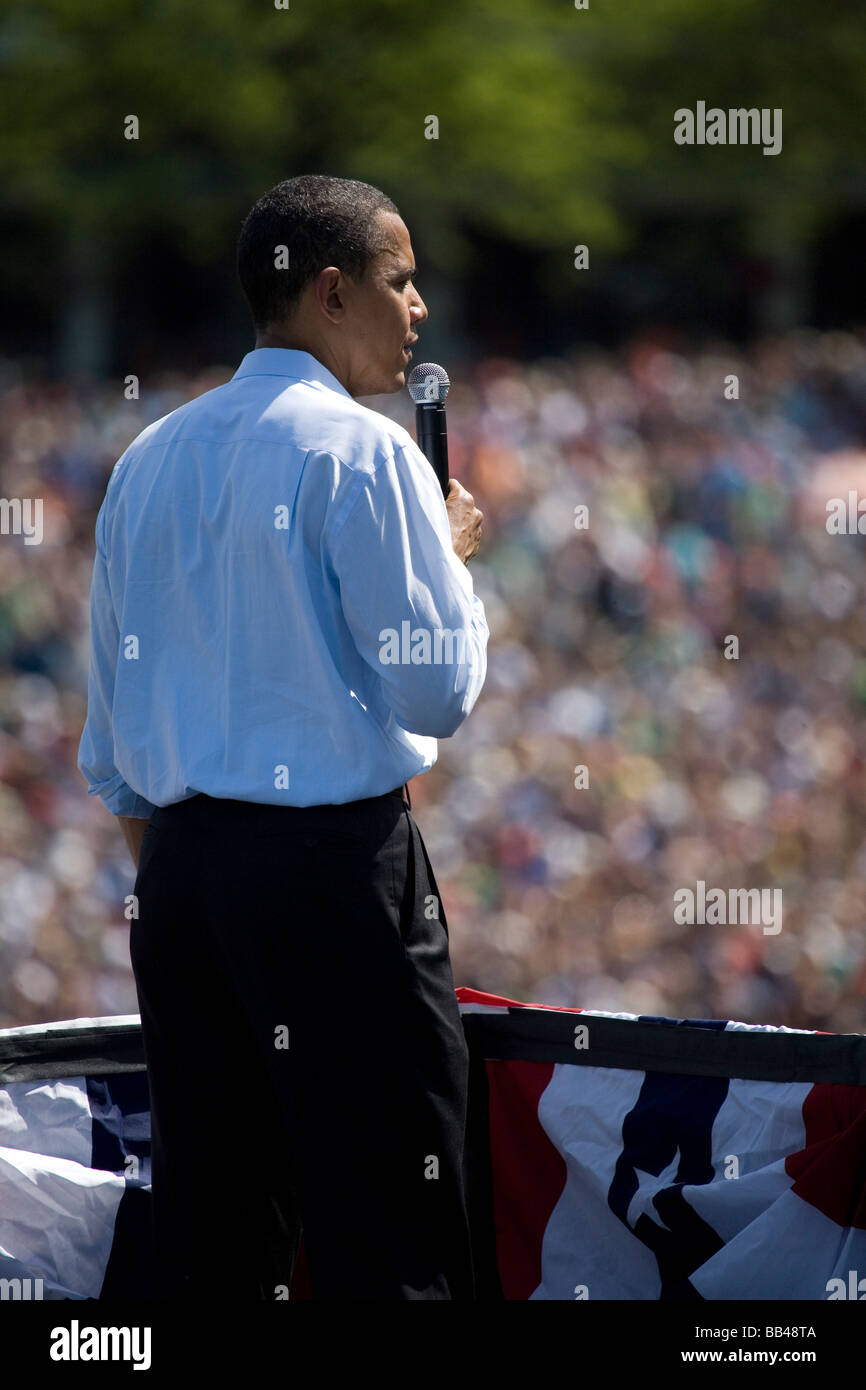 Präsidentschaftskandidat und demokratischen Spitzenreiter, Barack Obama, spricht vor der riesigen Menschenmenge bei einer rekordverdächtigen p Stockfoto