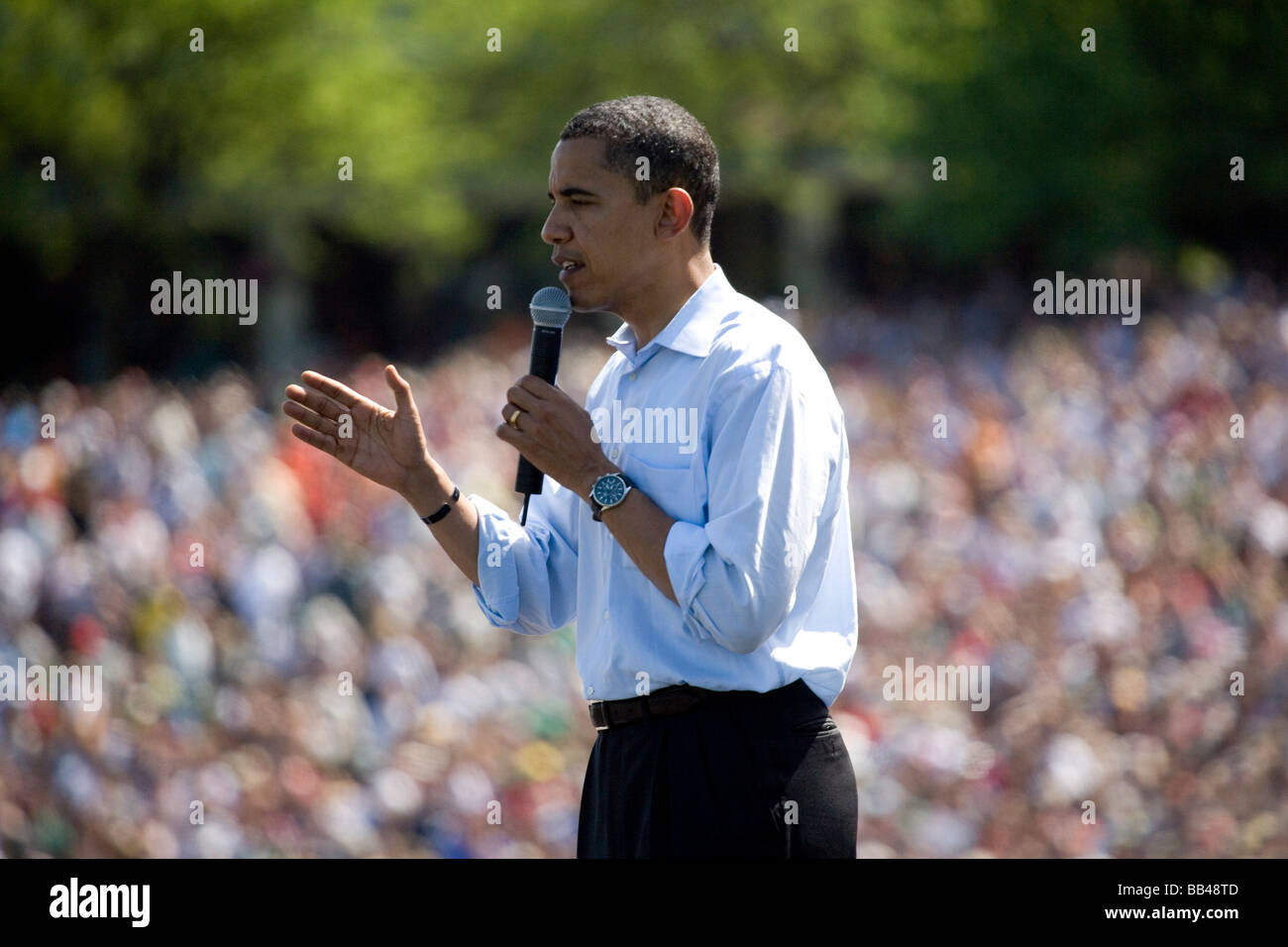 Präsidentschaftskandidat und demokratischen Spitzenreiter, Barack Obama, spricht vor der riesigen Menschenmenge bei einer rekordverdächtigen p Stockfoto