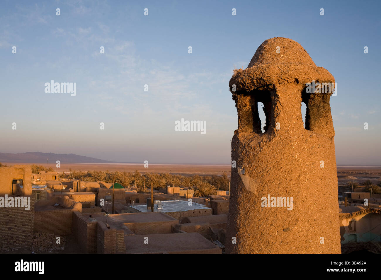 Schlamm-Schornstein in der Oase in der Wüste Stadt von Garmeh, Iran. Stockfoto