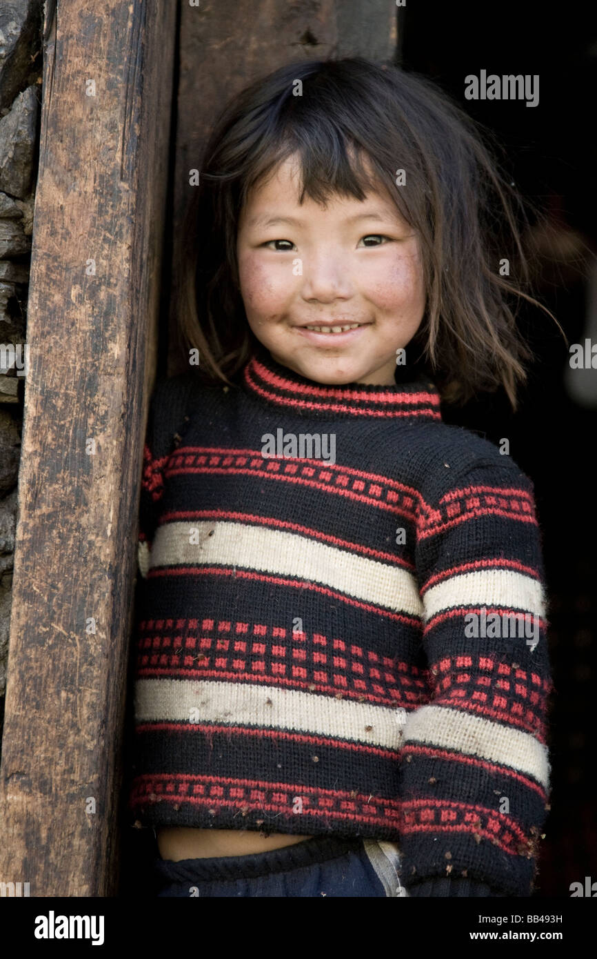 Junges Mädchen gelehnt Tür in Bhutan. Stockfoto