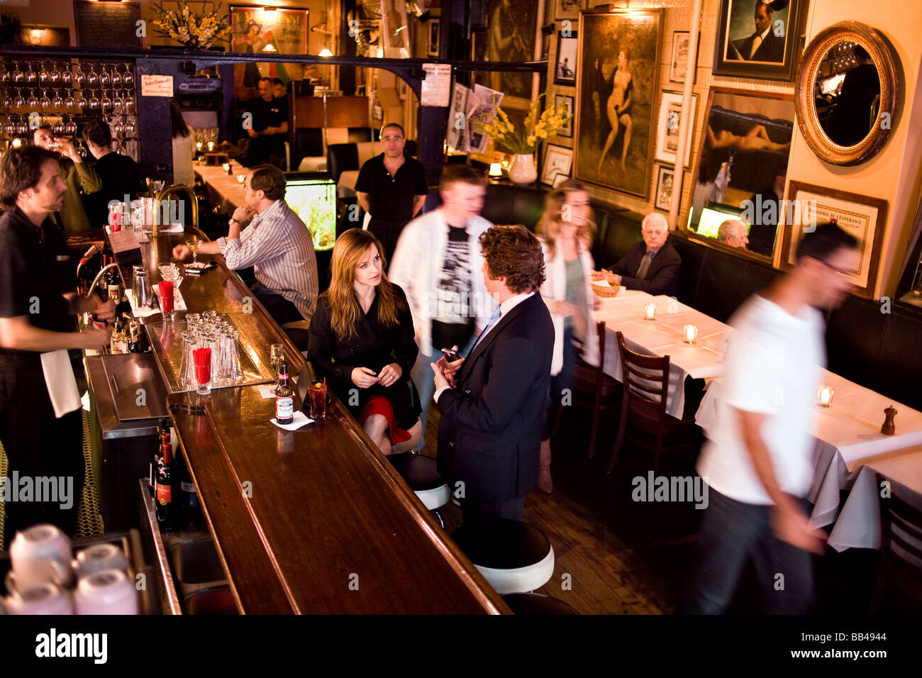 Nach der Arbeit-Bar-Szene in einem französischen Bistro in New York City. Stockfoto