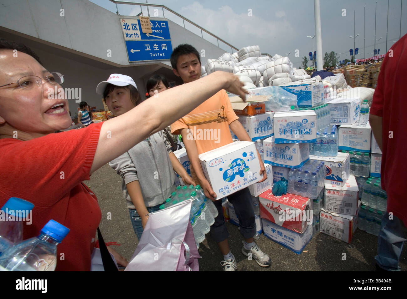 Hilfe für Erdbeben-Flüchtlinge in Mianyang, China verteilt. Stockfoto