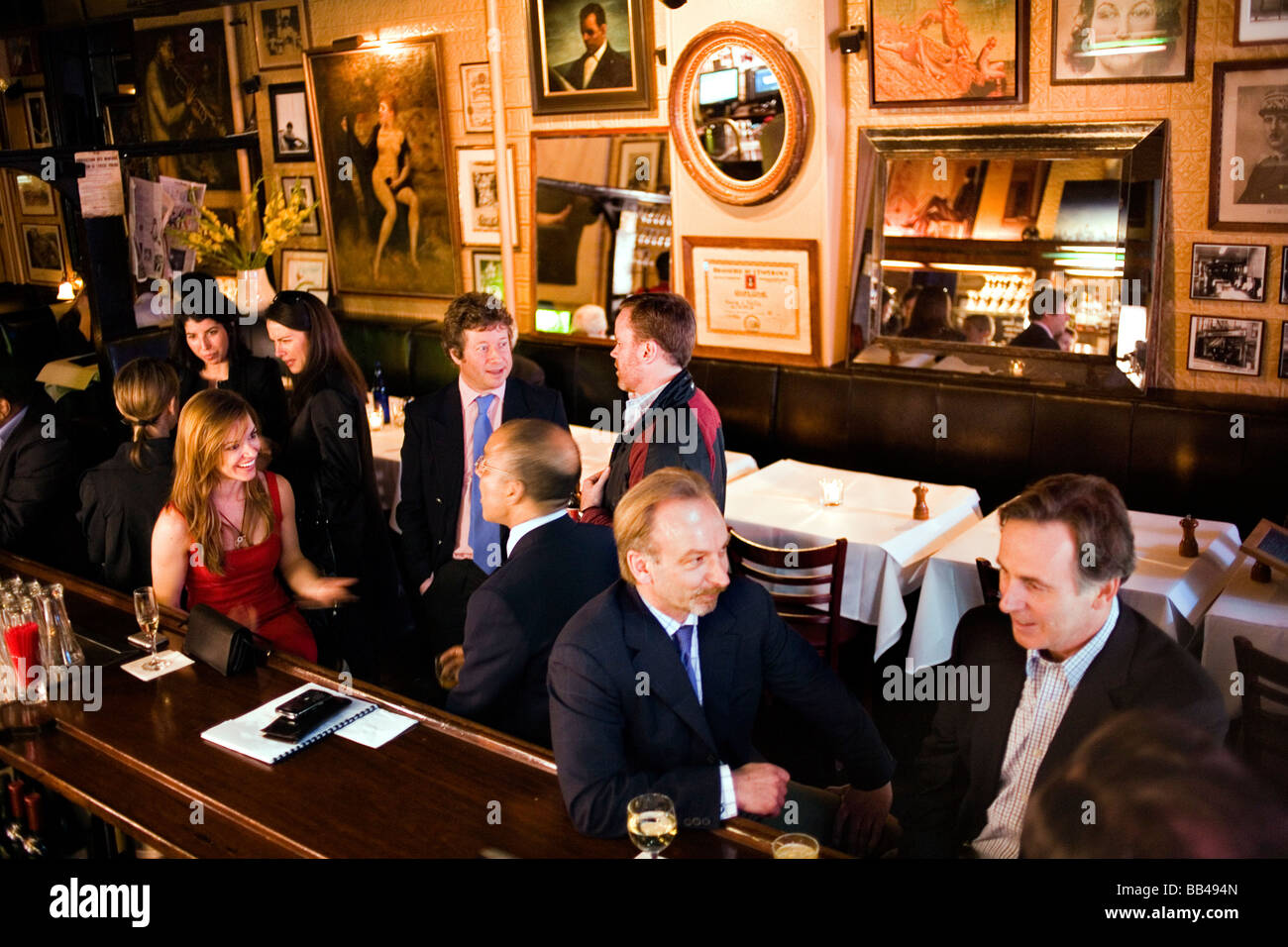 Nach der Arbeit-Bar-Szene in einem französischen Bistro in New York City. Stockfoto