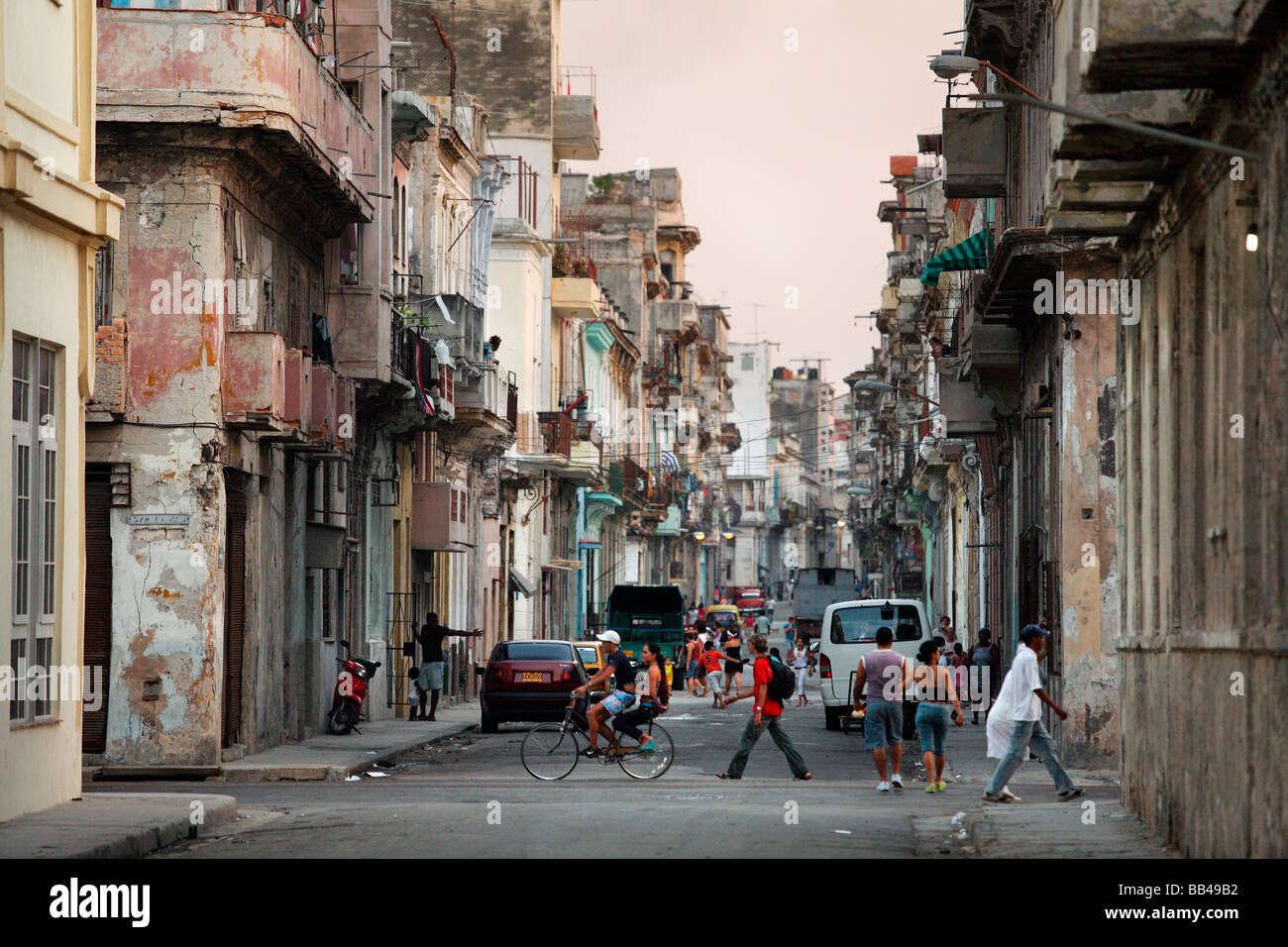 Eine städtische Straßenszene in Alt-Havanna, Kuba. Stockfoto