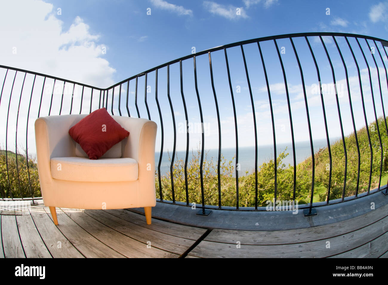 Stuhl auf Balkon mit Blick Out To Sea Stockfoto