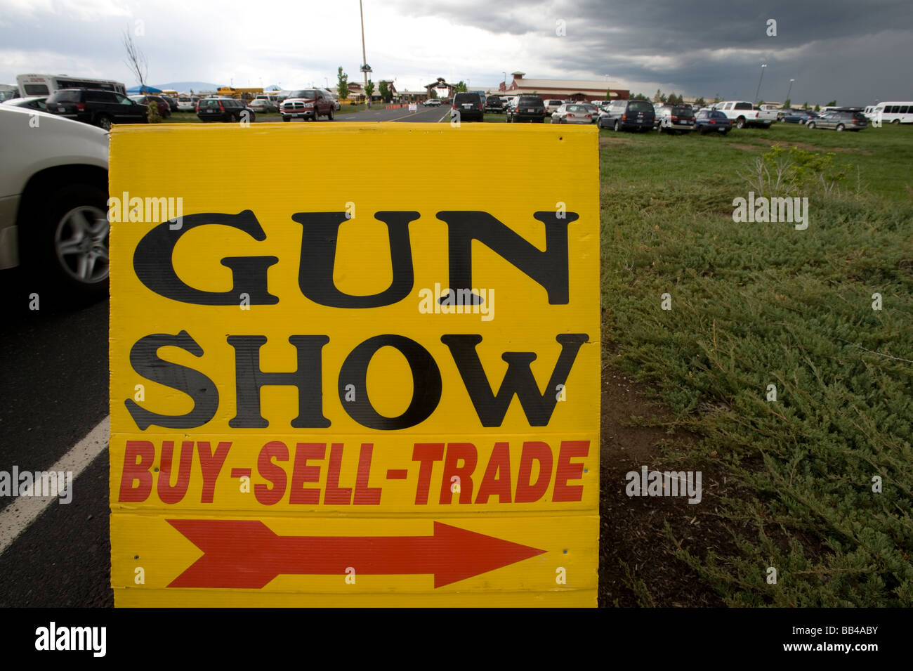 Ein gelbes Schild an der Seite der Straße weist auf eine Pistole zeigen an einem bewölkten Tag in Oregon. Stockfoto