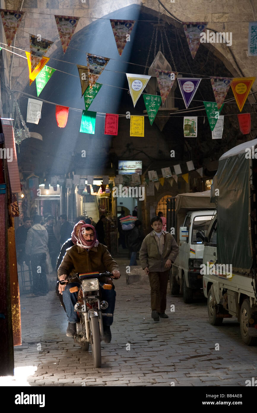 Motorrad fahren durch den Basar von Aleppo in Syrien. Stockfoto