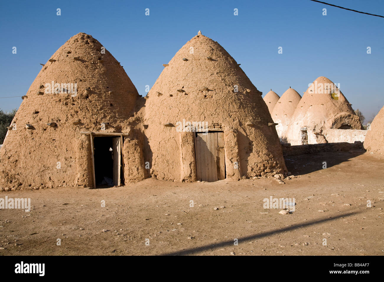 Schlamm-Häuser in der Wüste in Sarouj, Syrien. Stockfoto