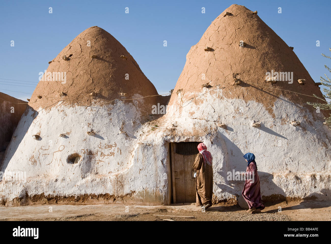 Schlamm-Häuser in der Wüste in Sarouj, Syrien. Stockfoto