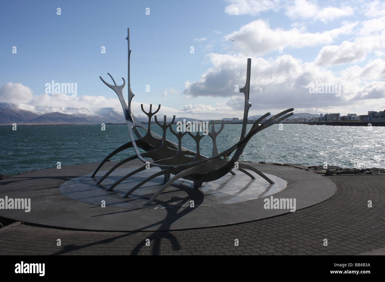 Eine Figur, ein Wikinger-Schiff im Hafen von Reykjavik in Island darstellt. Stockfoto