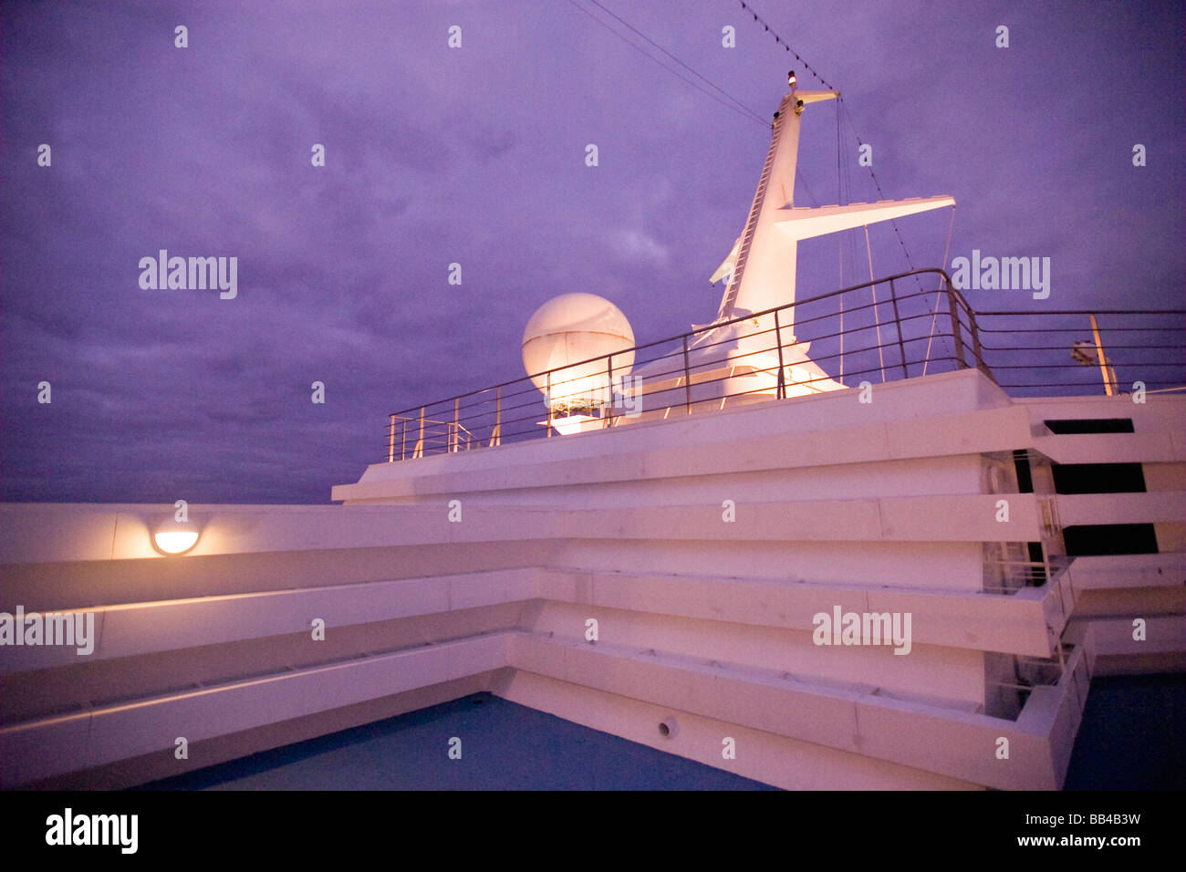 Der Fernmeldeturm eines Kreuzfahrtschiffes im Atlantischen Ozean vor der Küste von Brasilien. Stockfoto
