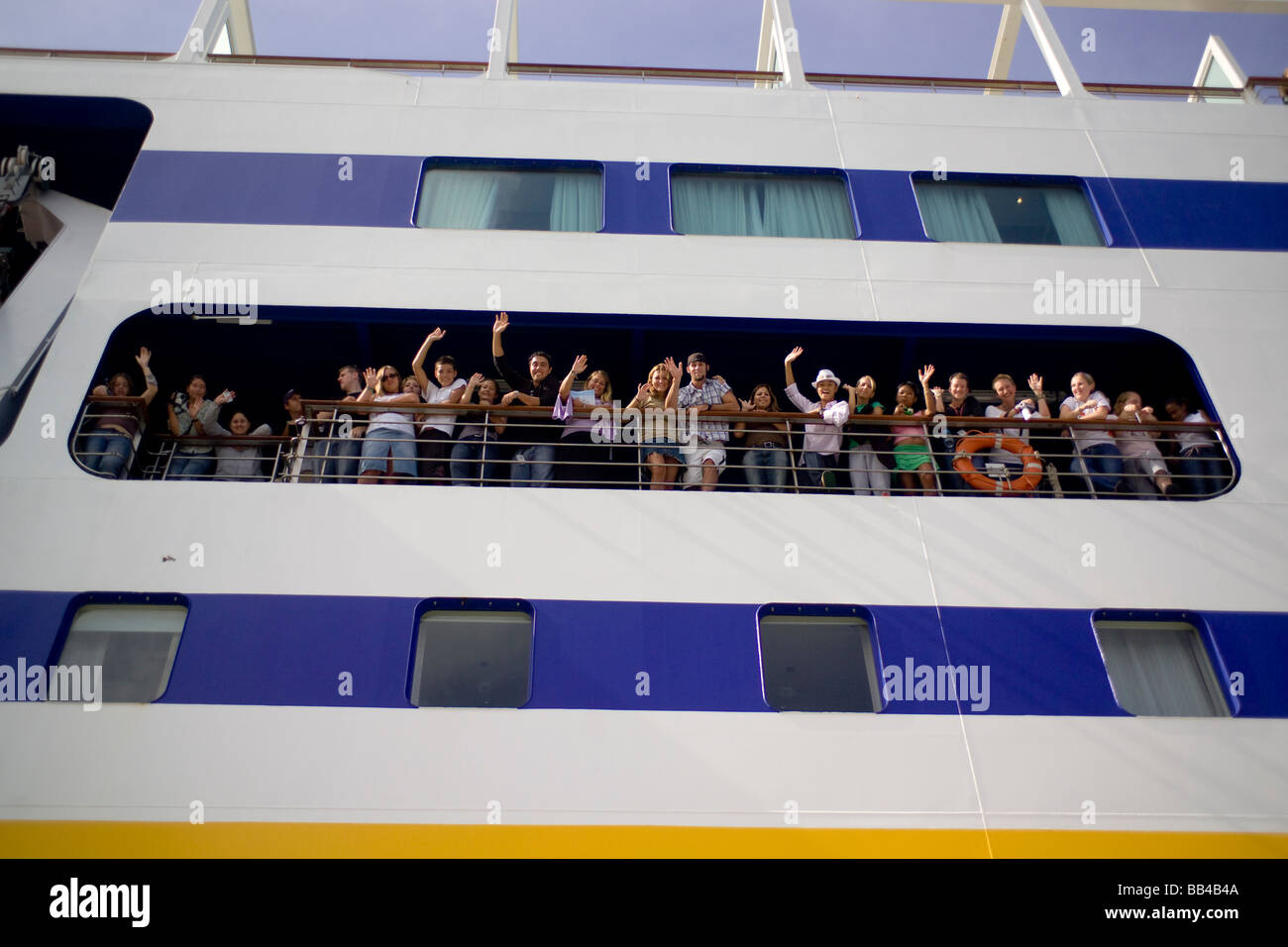 Studenten-Welle zum Aussteigen der Passagiere an Bord eines Kreuzfahrtschiffes in ft. Lauderdale, Florida nach umrunden den Globus auf b Stockfoto
