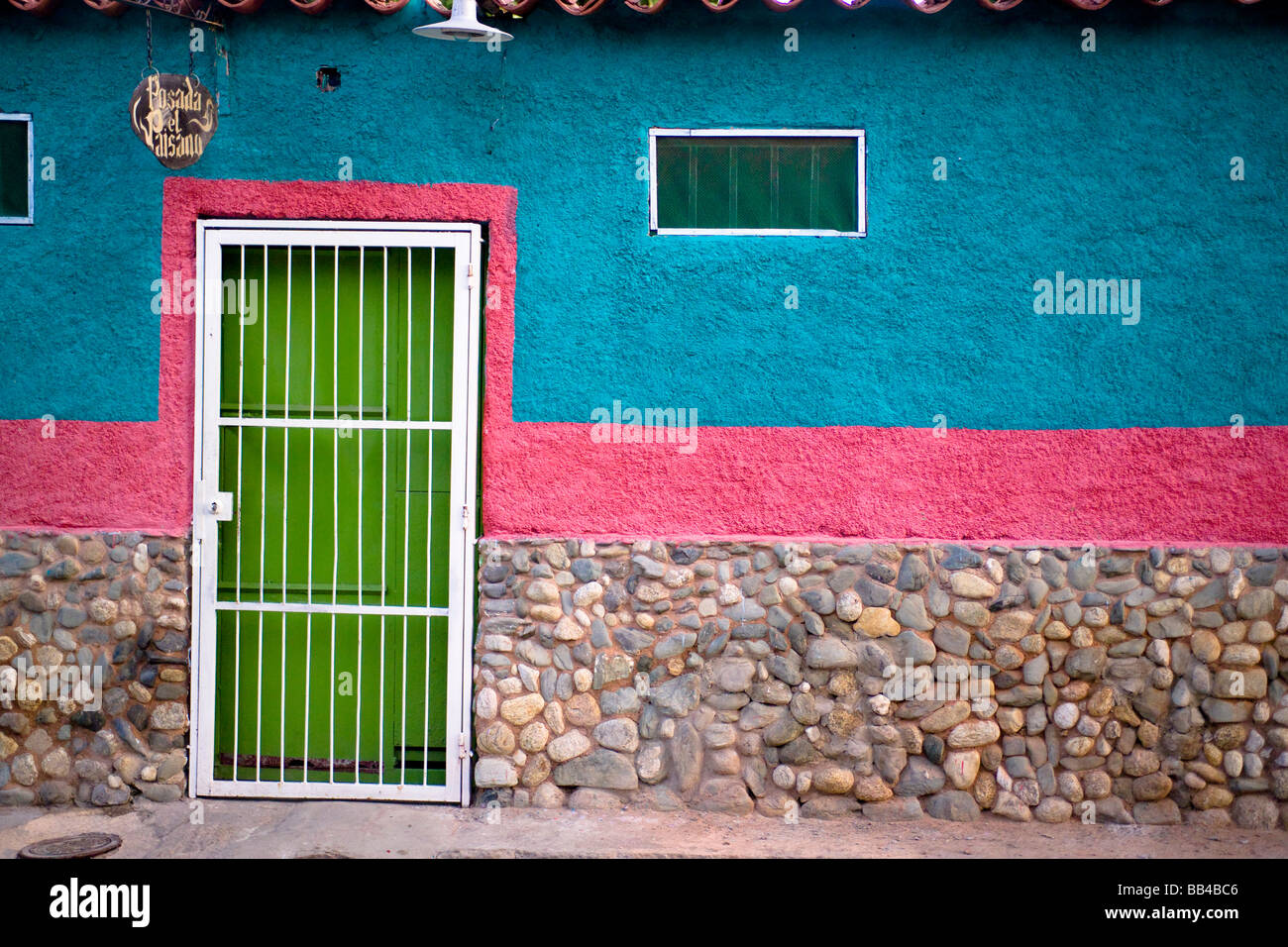 Die Eingangstür eines Hauses in Puerto Colombia, auch bekannt als Choroni, Venezuela. Stockfoto