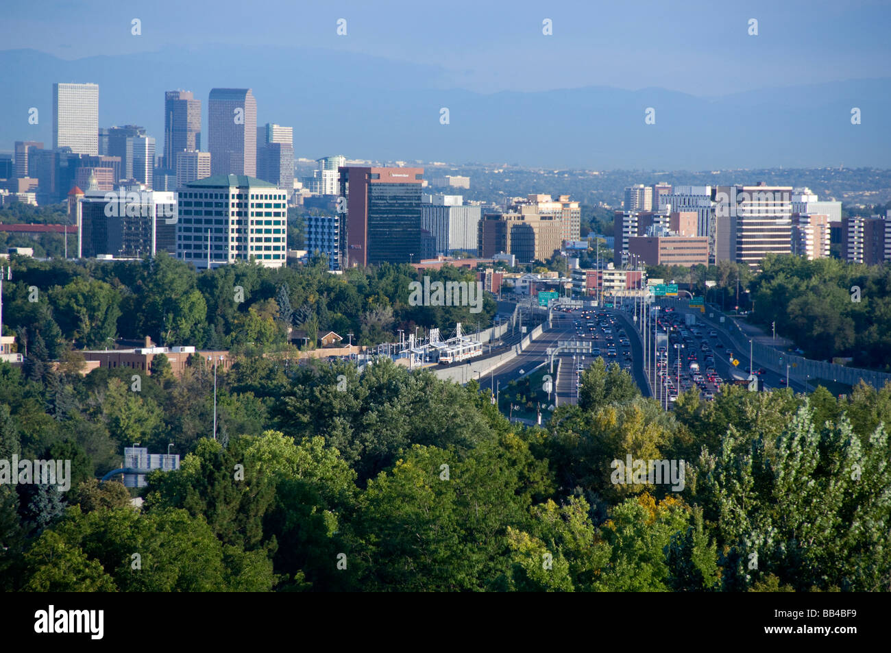 Colorado, Denver. Blick auf die Stadt von Denver inklusive Autobahn I25. Stockfoto