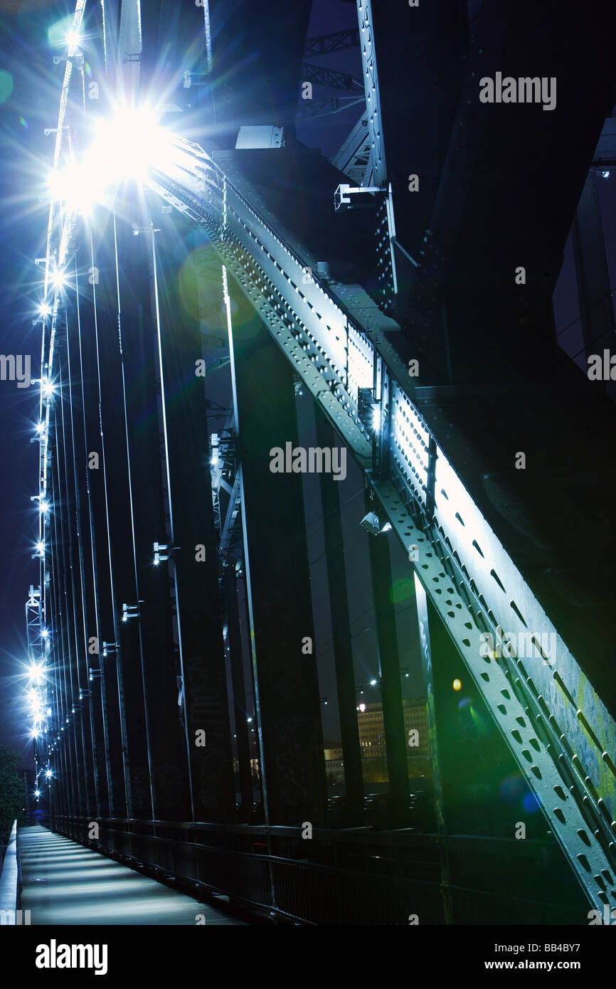Eiserne Brücke in der Nacht Stockfoto