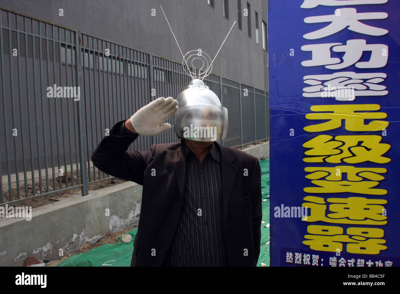 Ein Mann in China verkaufen Elektronik. Stockfoto