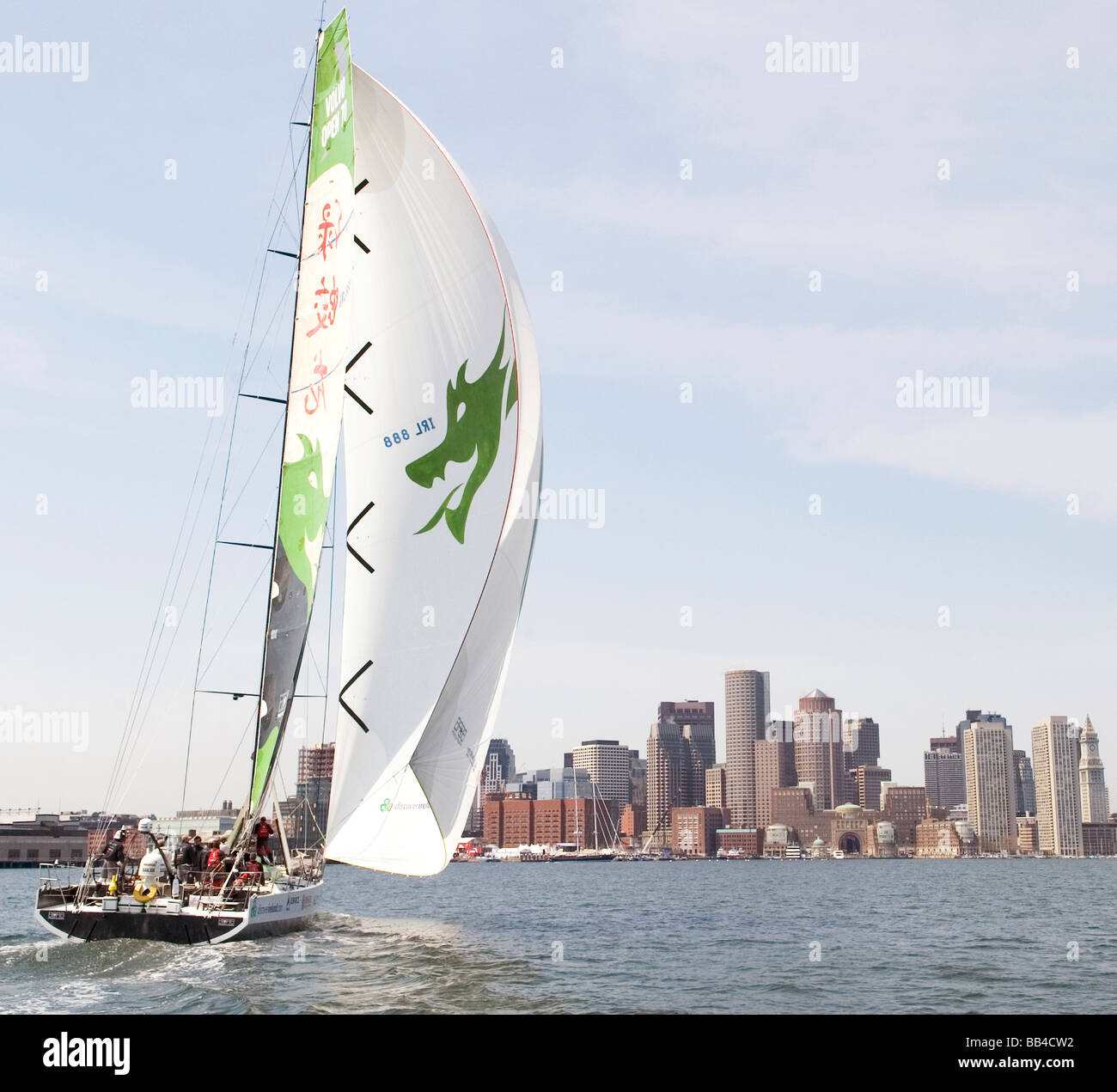 Green Dragon macht ihren Weg bis zur Ziellinie im Hafen von Boston während 6 Etappe des Volvo Ocean Race von Rio De Janeiro Stockfoto