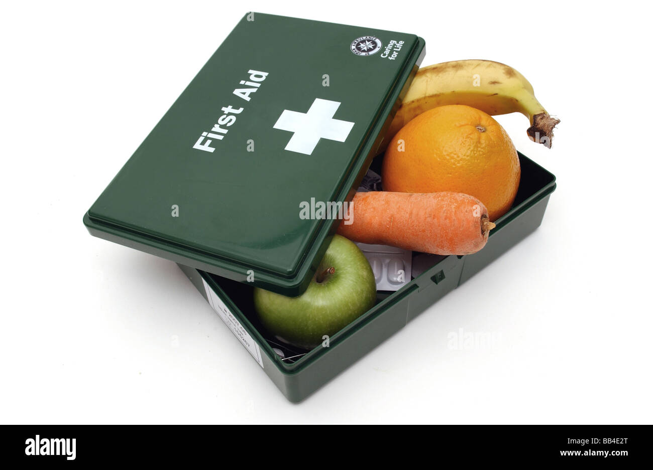 eine Auswahl an gesunden Speisen illustriert in einem erste-Hilfe-Kasten Stockfoto