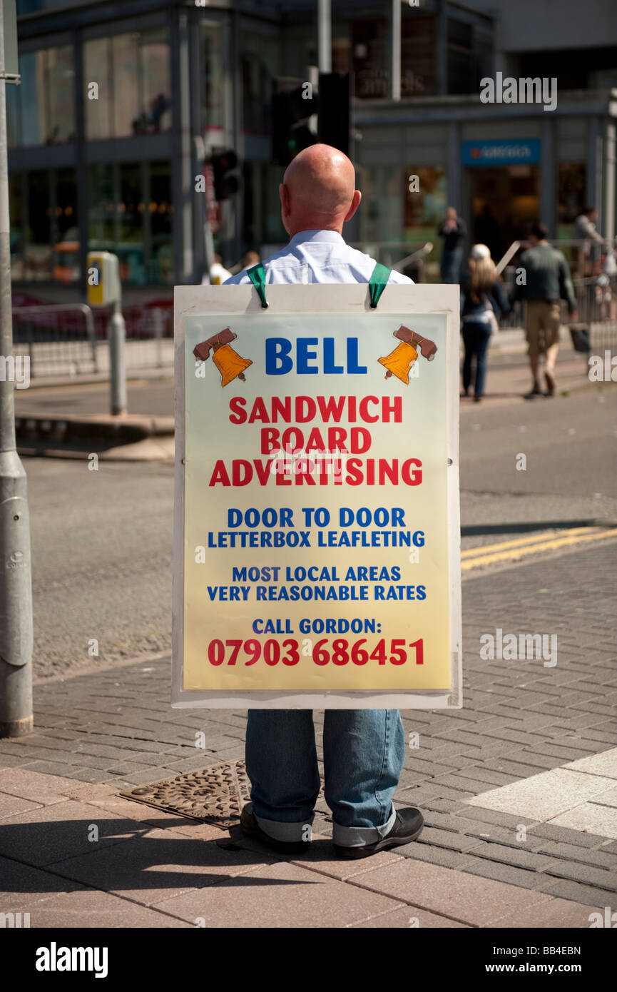 Rückansicht eines Mannes mit einer Sandwichplatte Werbung im Stadtzentrum von Cardiff Wales UK Stockfoto