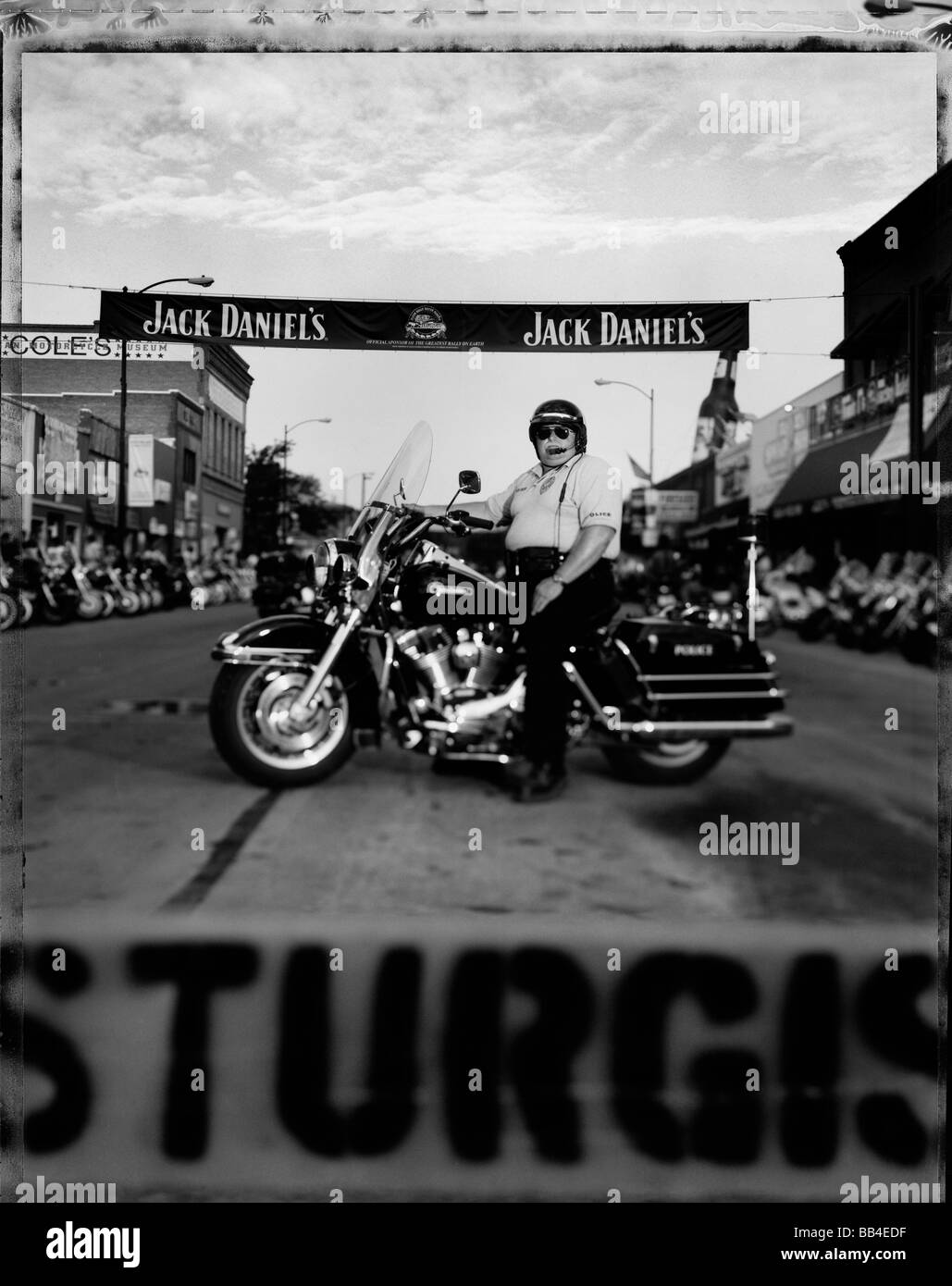 Ein Polizist stellt auf seinem Motorrad bei einer Kundgebung in South Dakota. Stockfoto