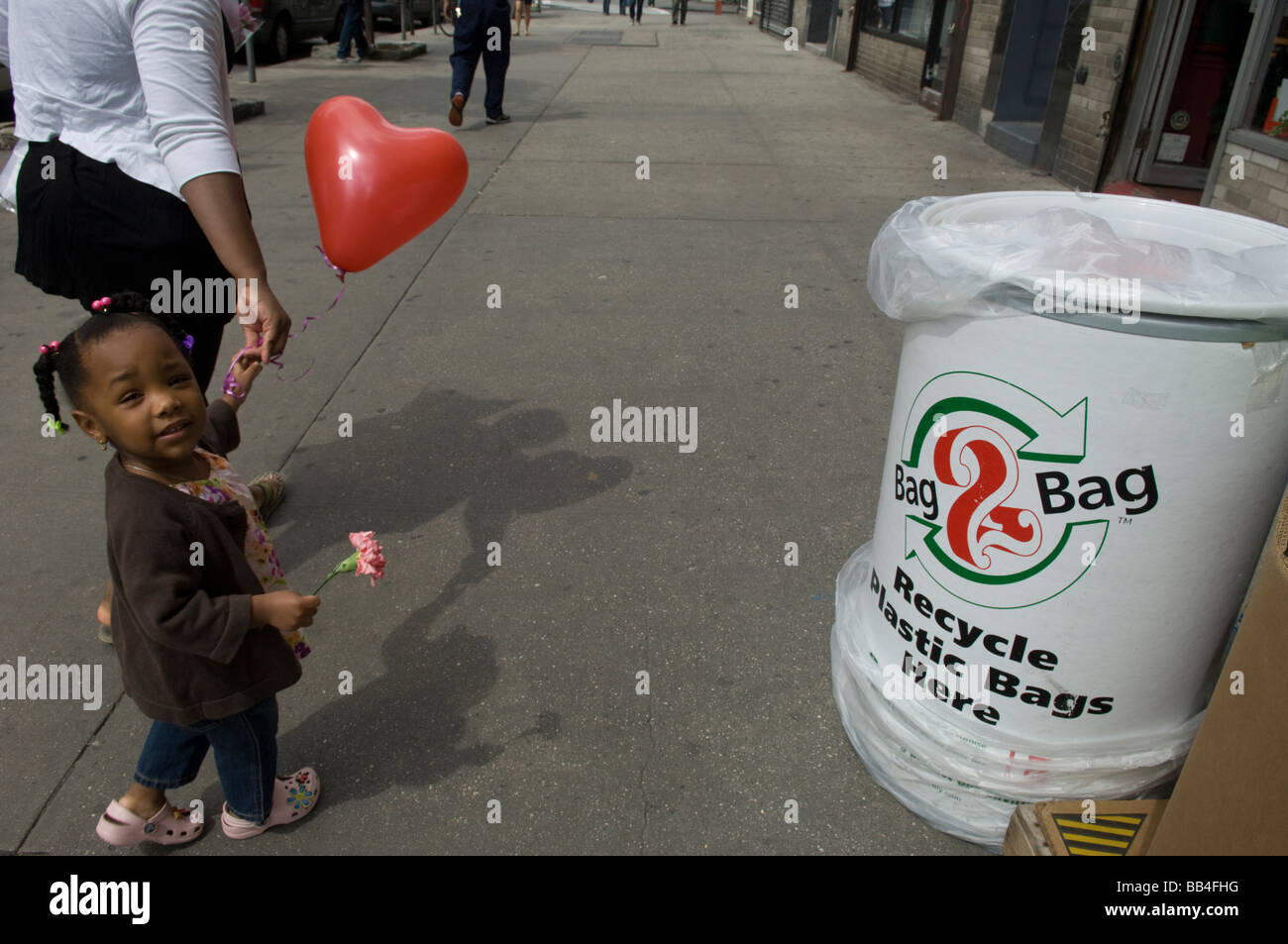 Ein Lagerplatz für recycling Plastiktüten vor einem Supermarkt auf der Upper West Side von New York Stockfoto