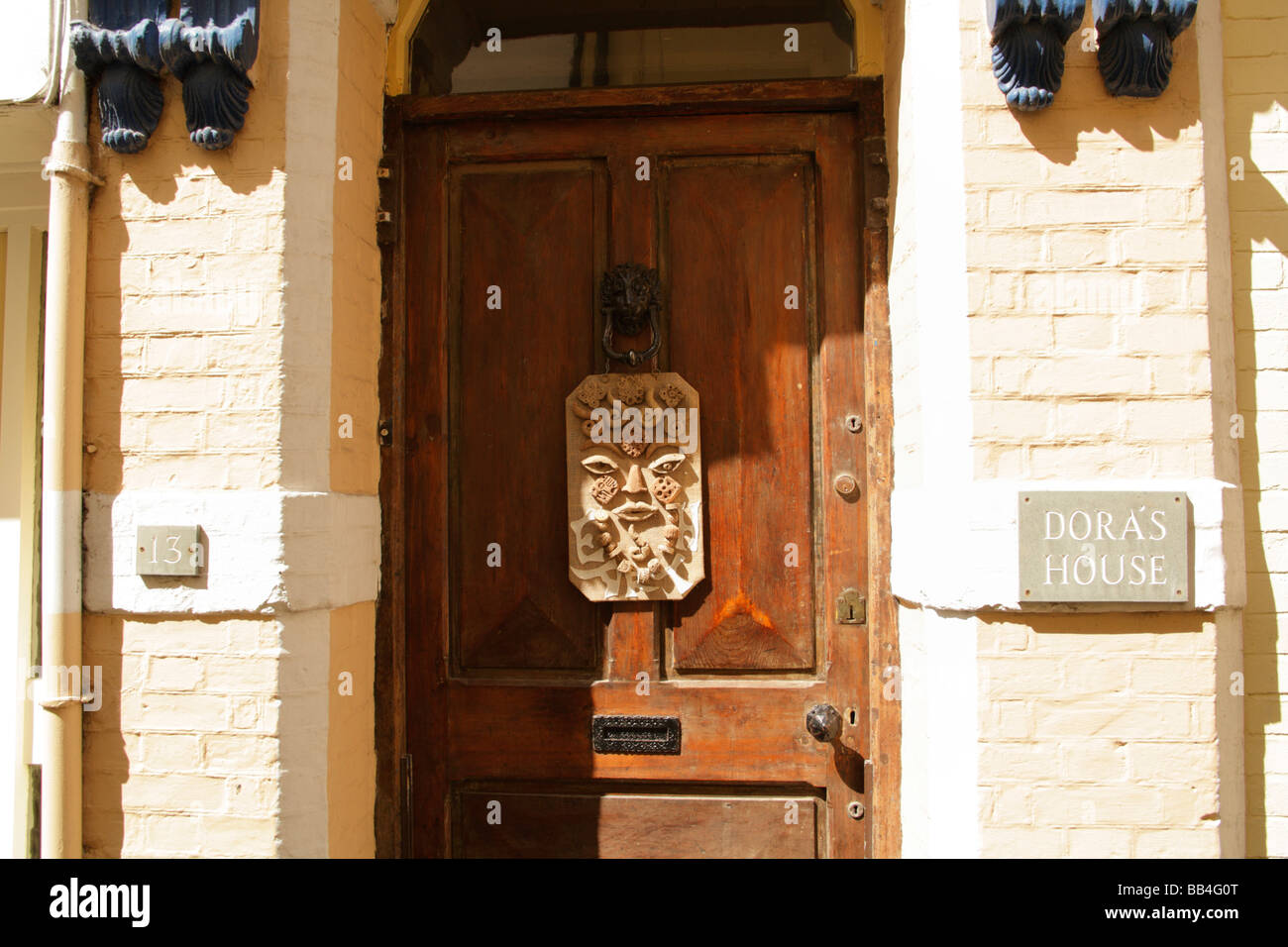 Eingangstür des Hauses in Appledore North Devon, mit angehängten ungewöhnlich gestaltete Kunstwerk mit Gesichtszüge. Stockfoto