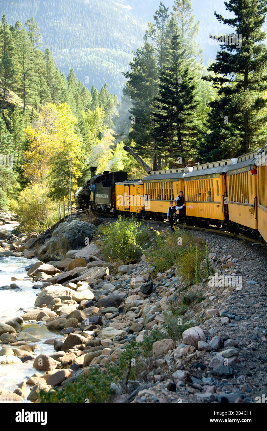 Colorado, Durango & Silverton Narrow Gauge Railroad. Ansichten aus dem Zug, Motor unter Wasser. Stockfoto