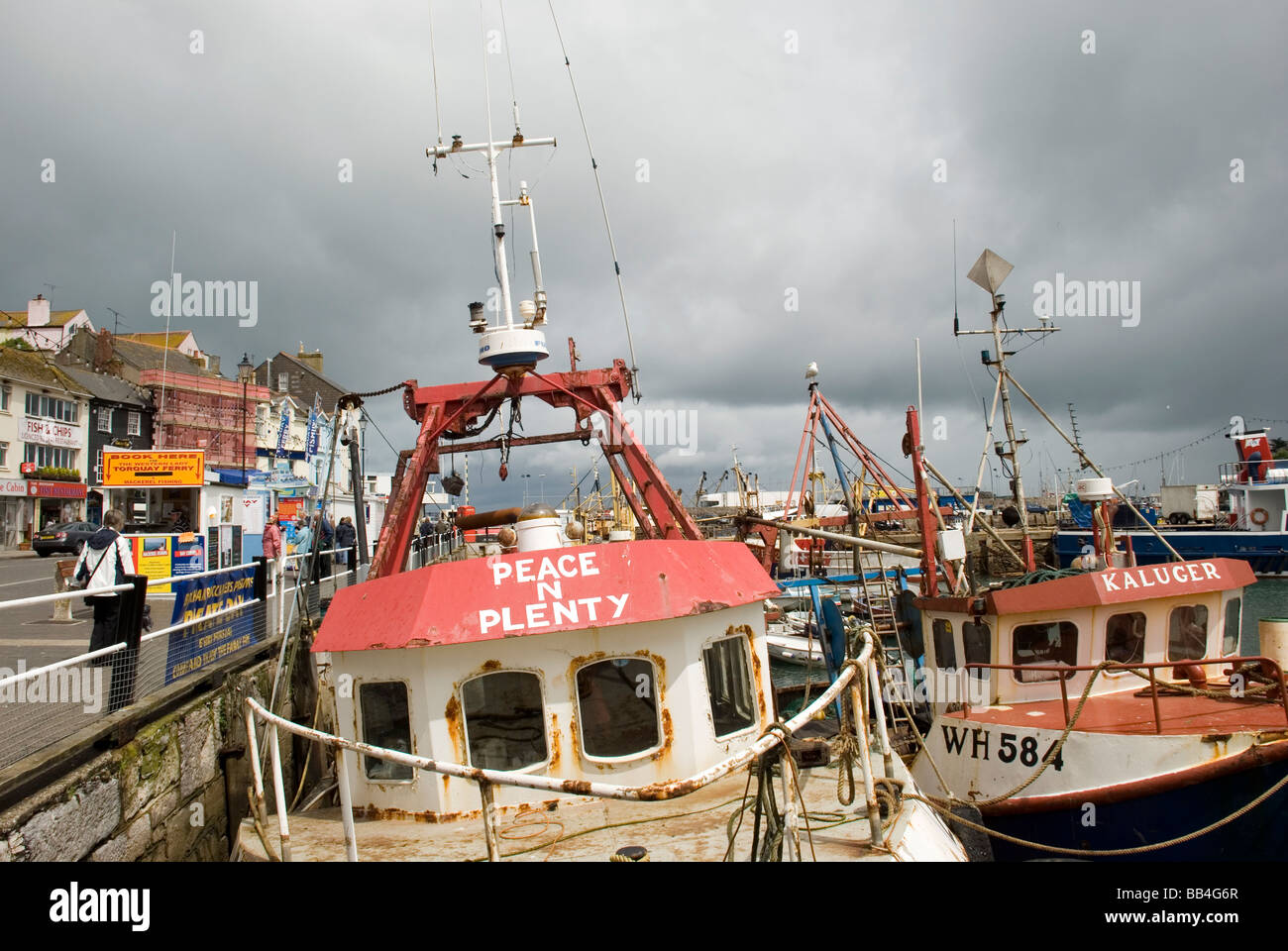 Der Trawler Frieden n Fülle und Kaluger im Hafen von Brixham in Torbay South Devon, Farbe, Farbe, Kommunikation, konferieren, Conne Stockfoto