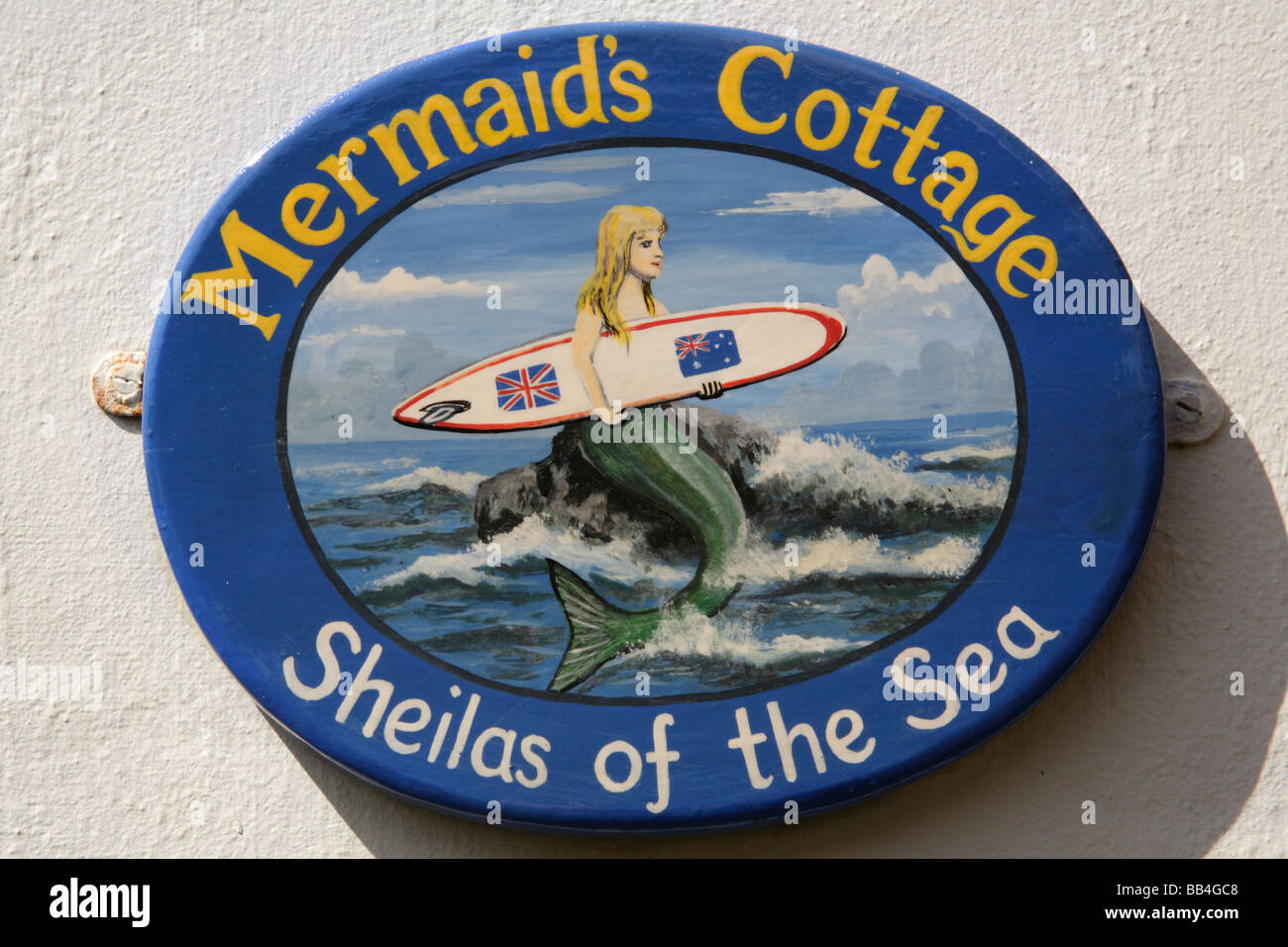 Haus Zeichen Darstellung Meerjungfrauen Cottage und Sheilas des Meeres wie UK und Australien Unternehmen, Appledore, North Devon gemeinsame. Stockfoto