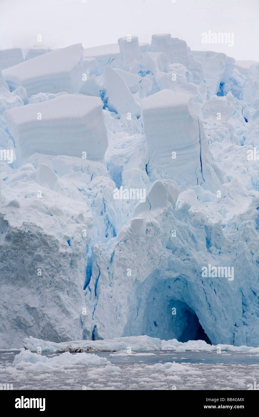 Kalbende Gletscher treffen den Ozean entlang der antarktischen Halbinsel und Creat Eishöhle Stockfoto