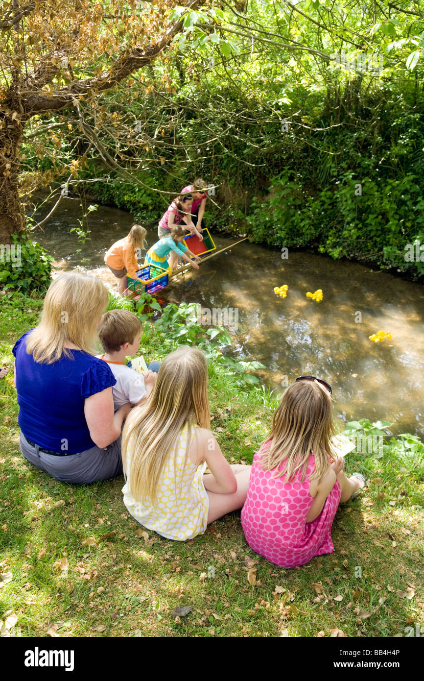 Leute zu beobachten eine Charity Kunststoff Entenrennen in Wallingford, Oxfordshire, Vereinigtes Königreich Stockfoto