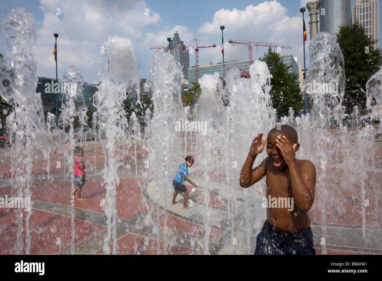 Kinder spielen im Centennial Park Brunnen, Atlanta, GA Stockfoto