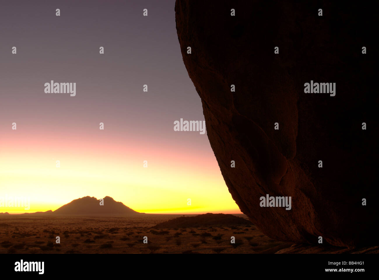 Spitzkoppe, NAMIBIA - Dezember (31): Sonnenuntergang am Silvester über die Namib Wüste Stockfoto