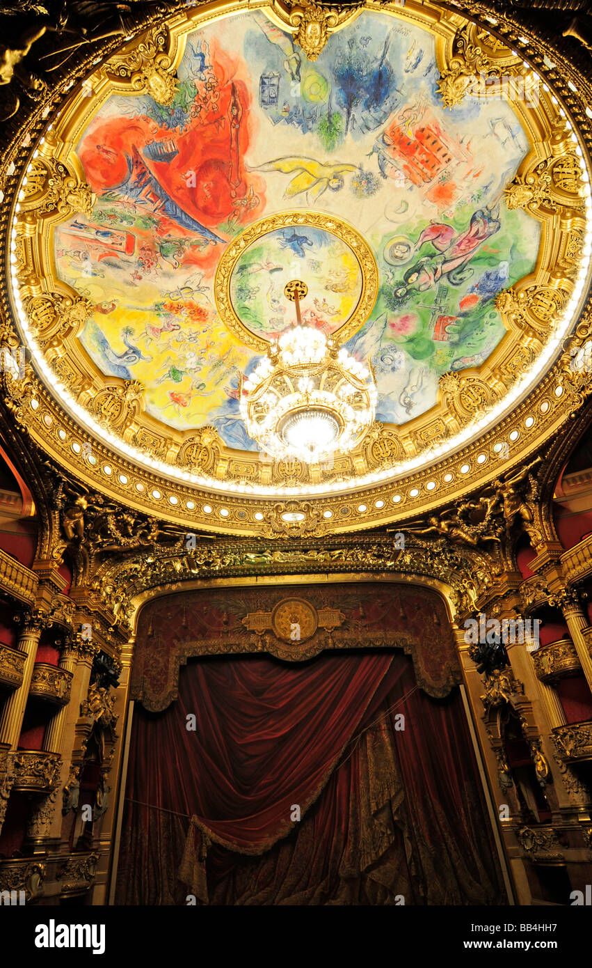 Im Inneren des Palais Garnier, das berühmteste Opernhaus in Paris, Frankreich. Die auf dem Dach ist ein Werk von Marc Chagall. Stockfoto