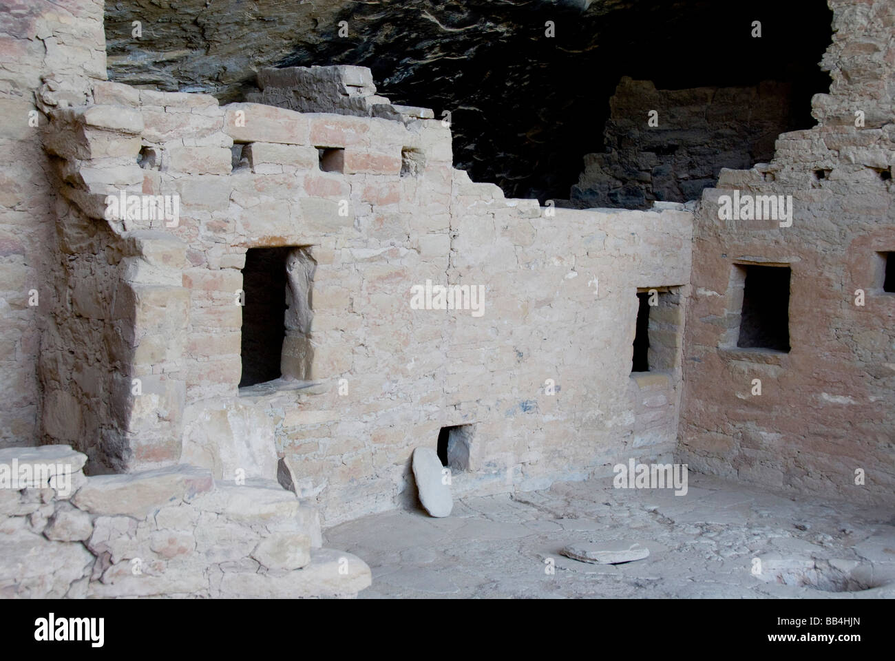 Colorado, Mesa Verde Nationalpark. Spruce Tree House Ruinen. Geschwärzten Mauern aus alten Brände. Stockfoto